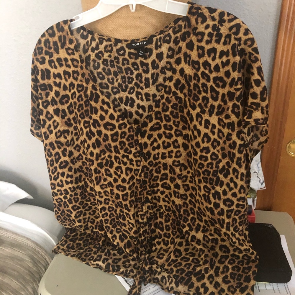 Short sleeve cheetah top